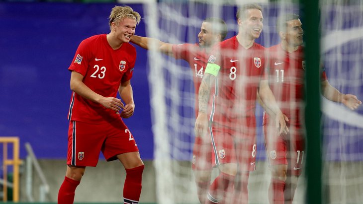 Эрлинг Холанн празднует гол