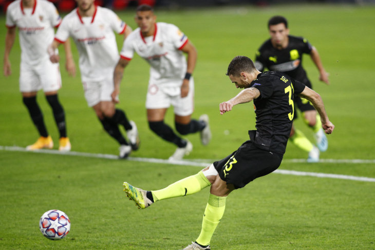 Берг реализовывает пенальти