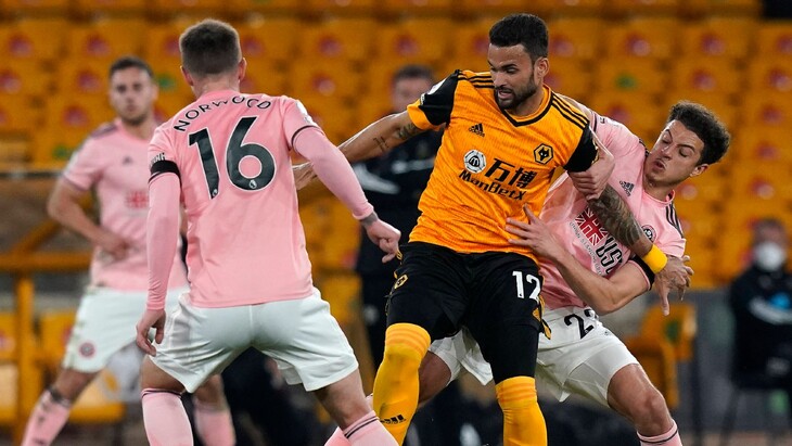 Виллиан Жозе в окружении соперников