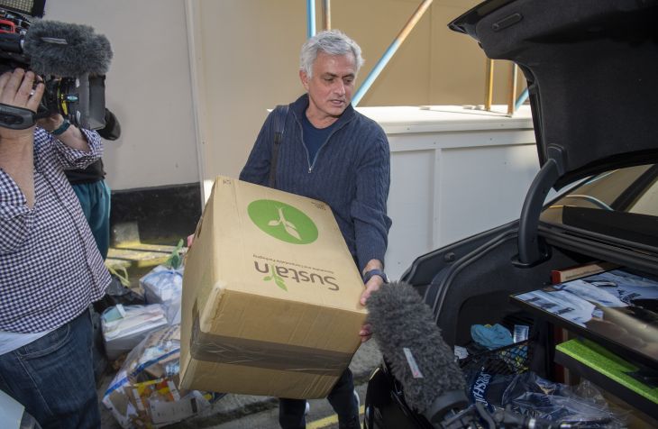 Жозе Моуринью со своими вещами после увольнения из «Тоттенхэма»