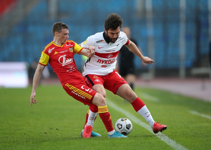 Георгий Джикия в борьбе за мяч