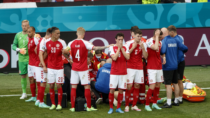 Футболисты сборной Дании около Кристиана Эриксена