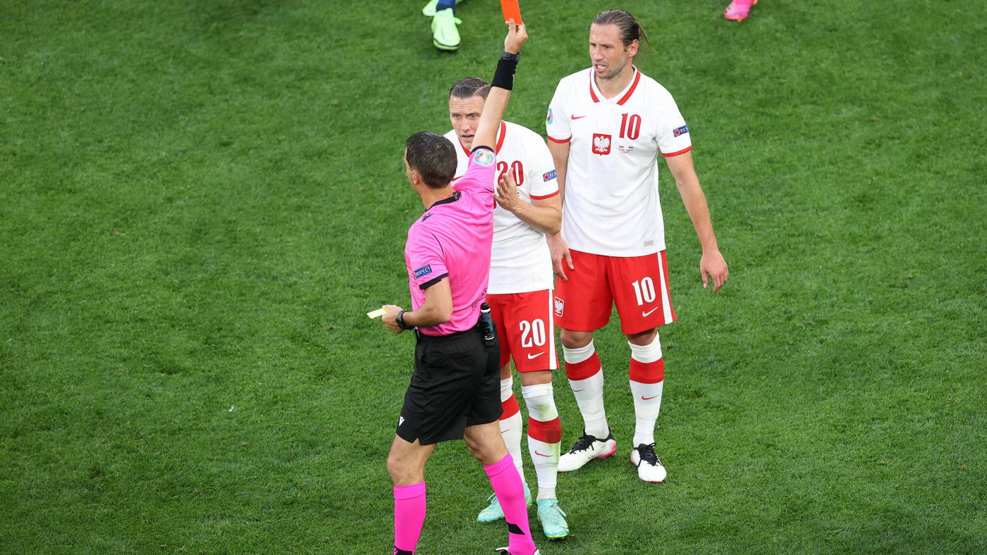 Крыховяк получил красную карточку