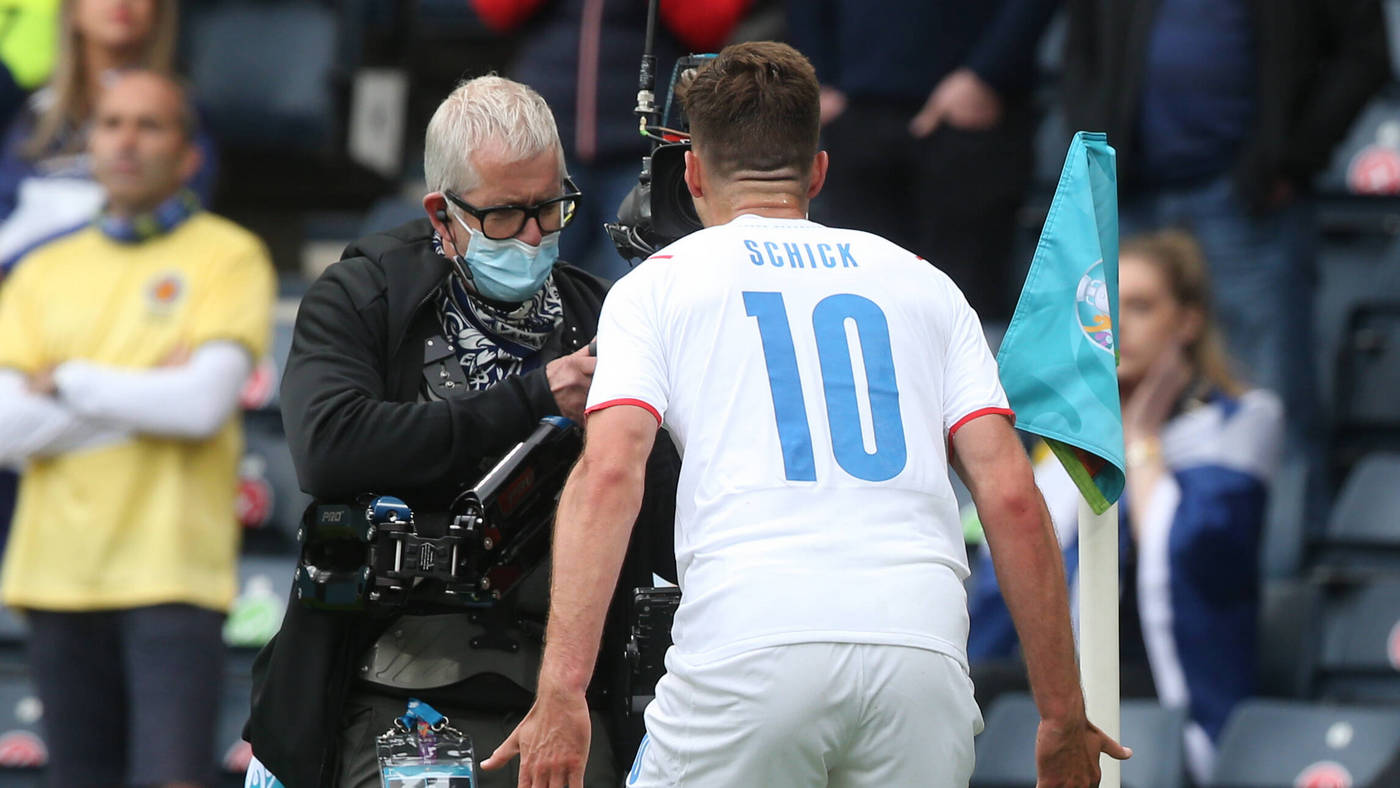 Патрик Шик празднует гол