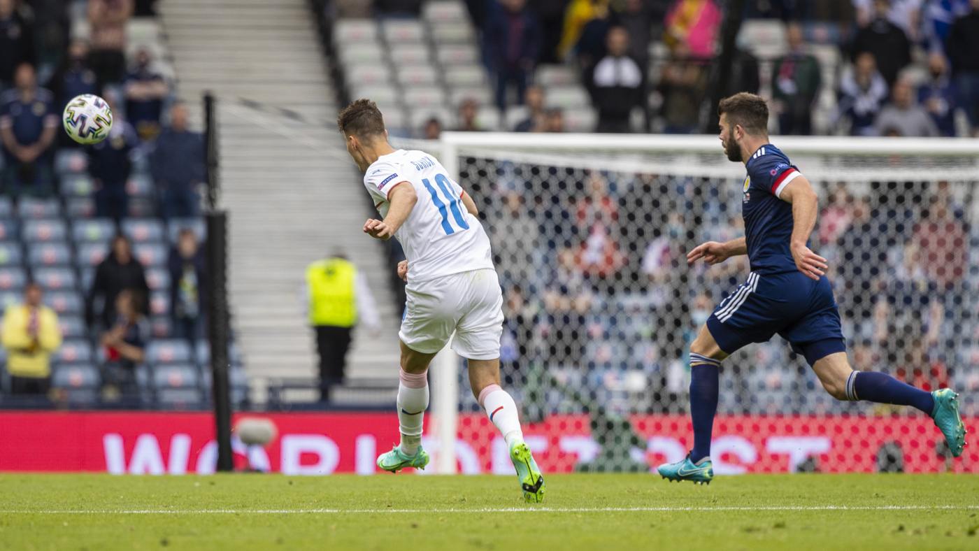 Гол Шика с центра поля