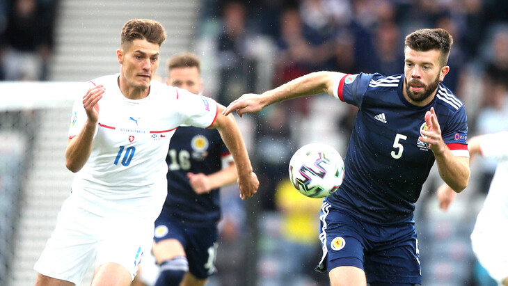 Патрик Шик в матче с Шотландией