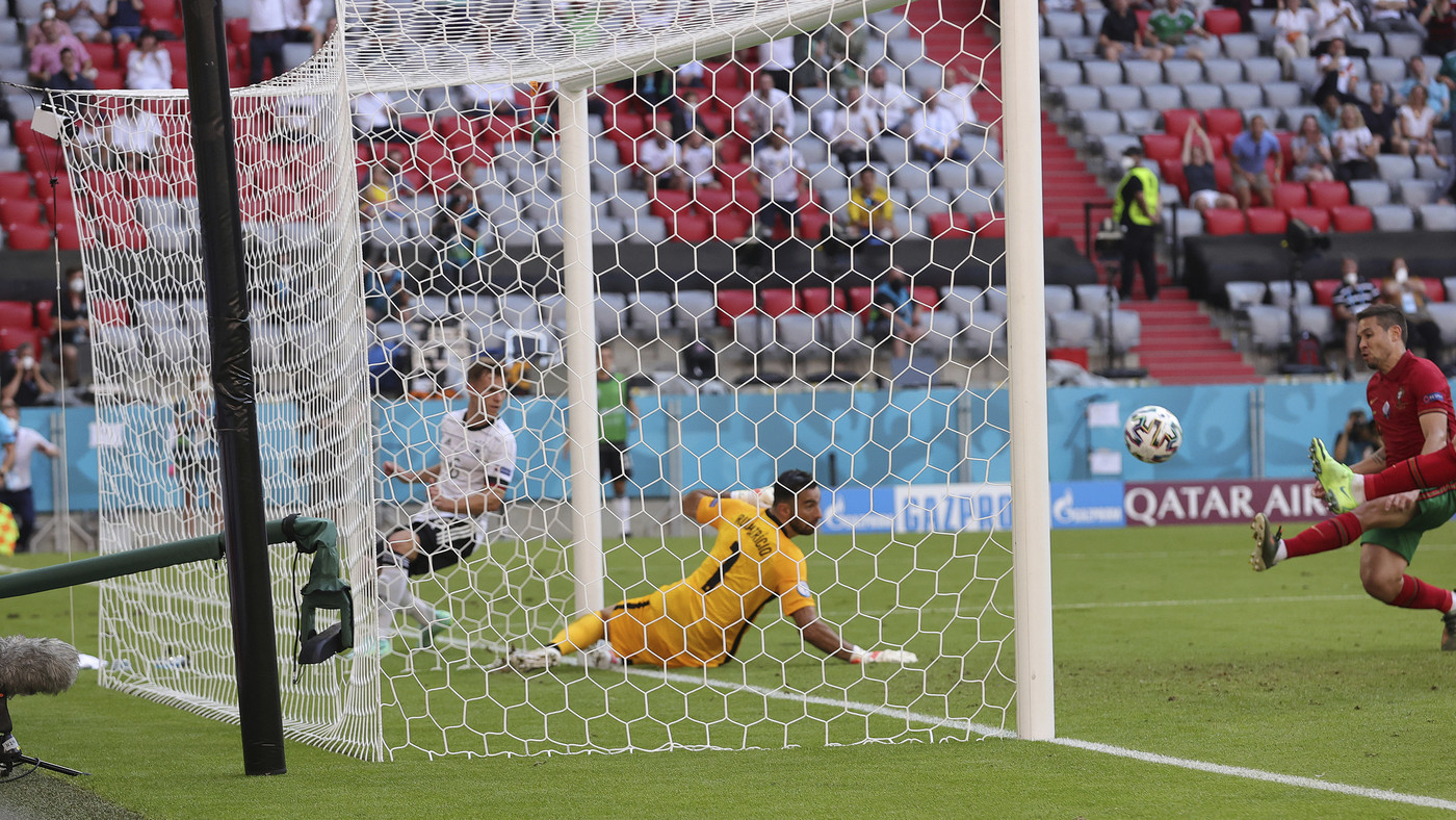 Рафаэл Геррейру вколотил мяч в свои ворота