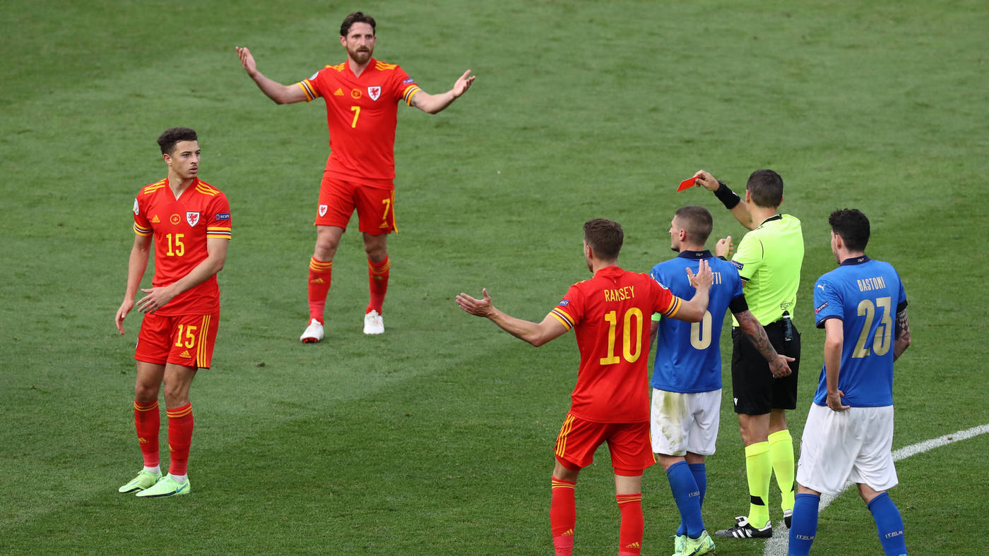 Итан Ампаду получил красную карточку