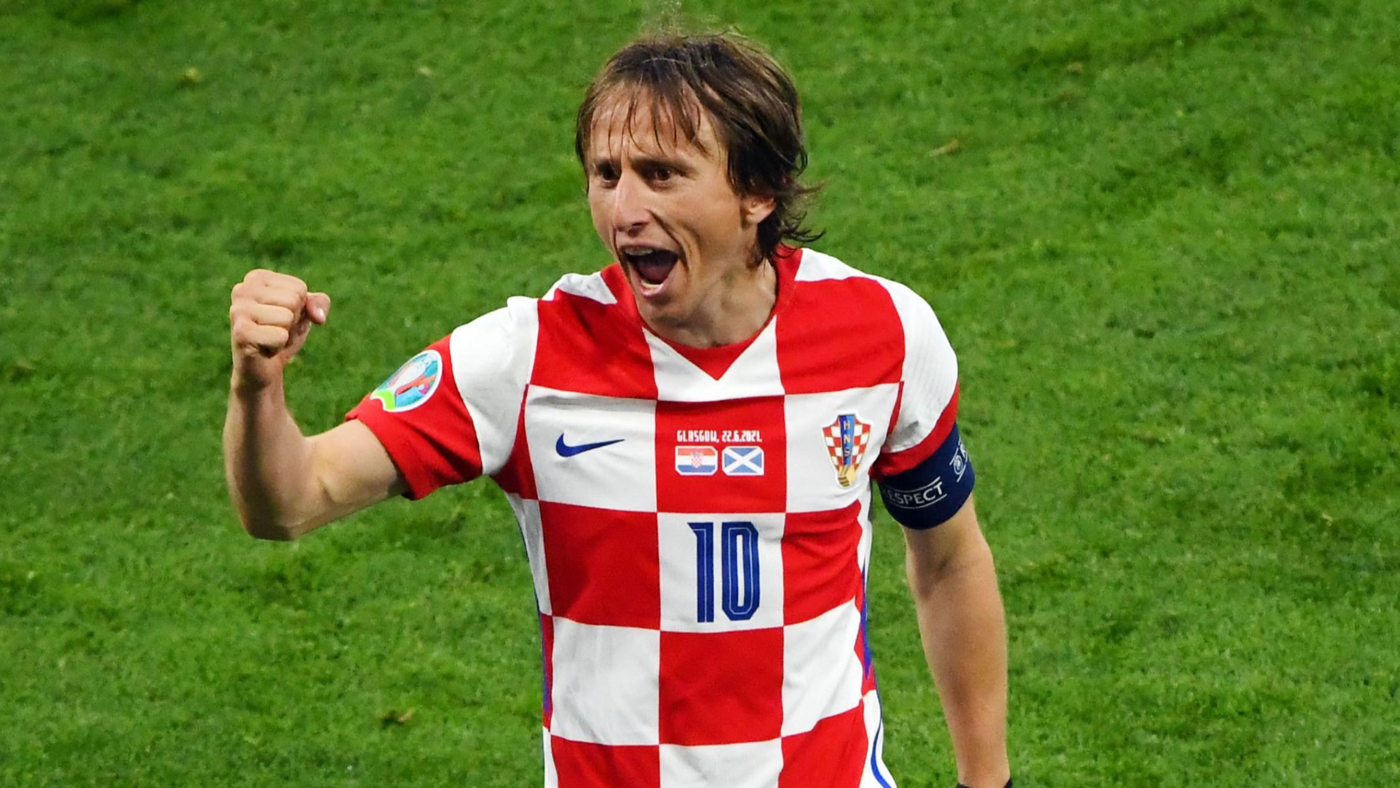 Лука Модрич празднует гол в ворота Шотландии