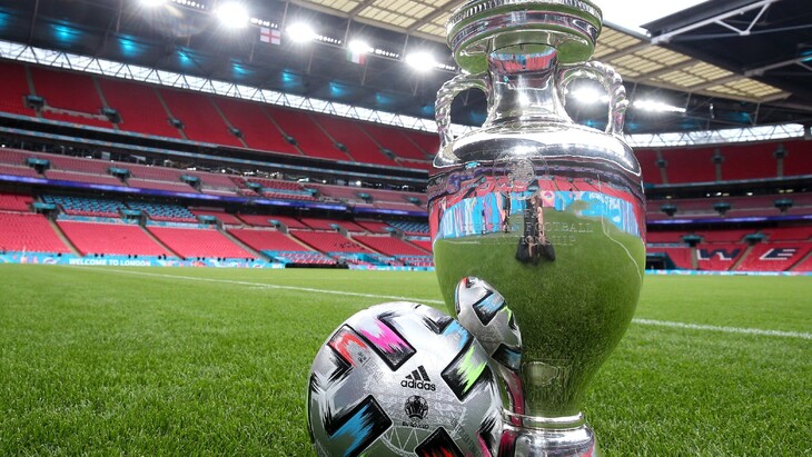 Мяч и трофей Евро-2020