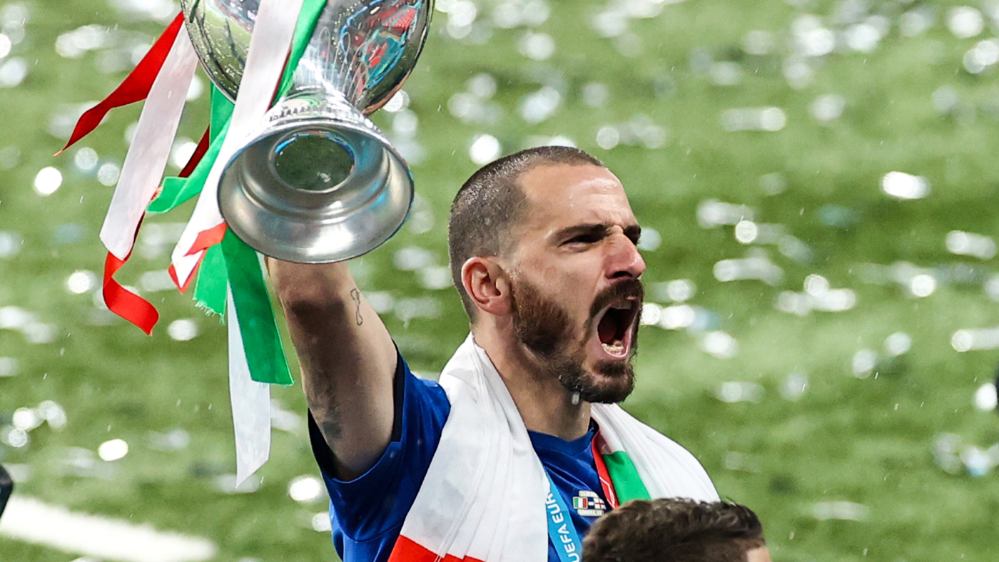 Бонуччи с трофеем чемпионов Европы