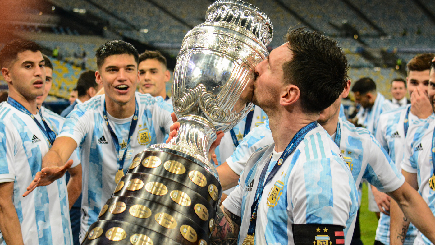 Лионель Месси с долгожданным кубком