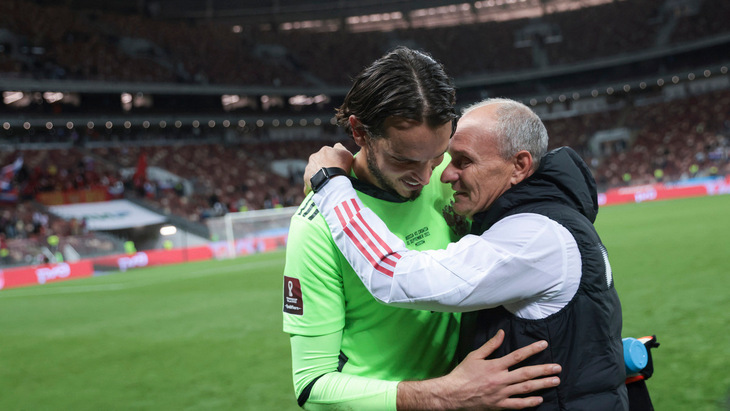 Гильерме и тренер вратарей сборной России Виталий Кафанов после матча с Хорватией