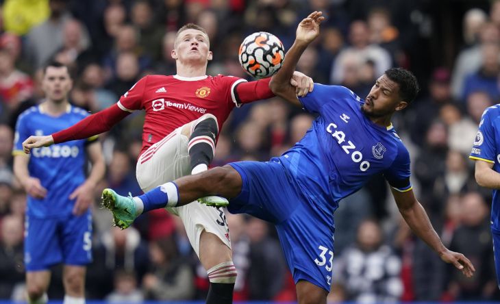 Скотт Мактоминай в матче с «Эвертоном»