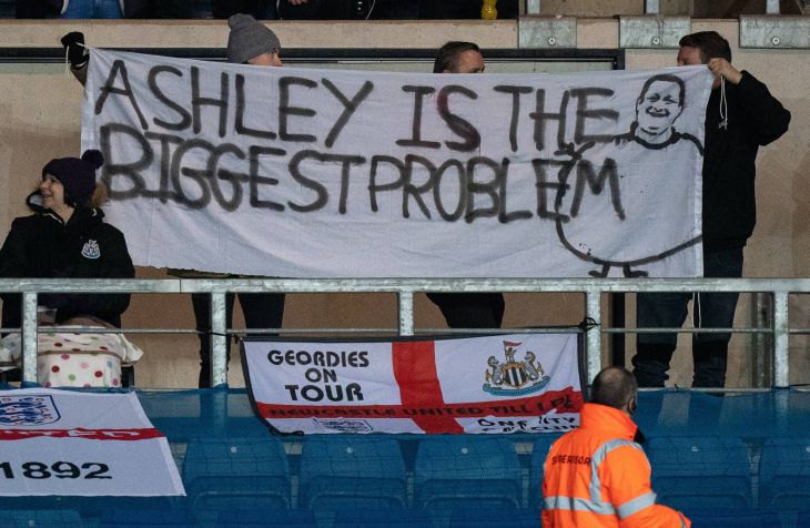 Надпись на плакате — «Самая большая проблема — это Эшли»