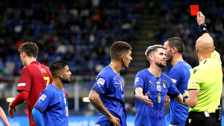 Сергей Карасев показал красную карточку Леонардо Бонуччи