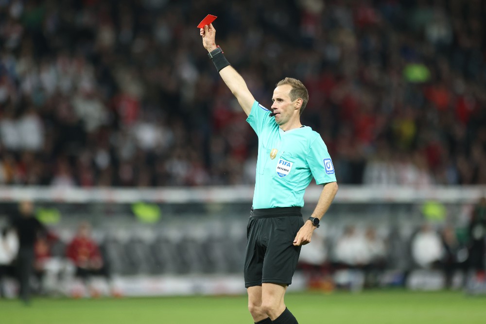 Арбитр удаляет Хальстенберга