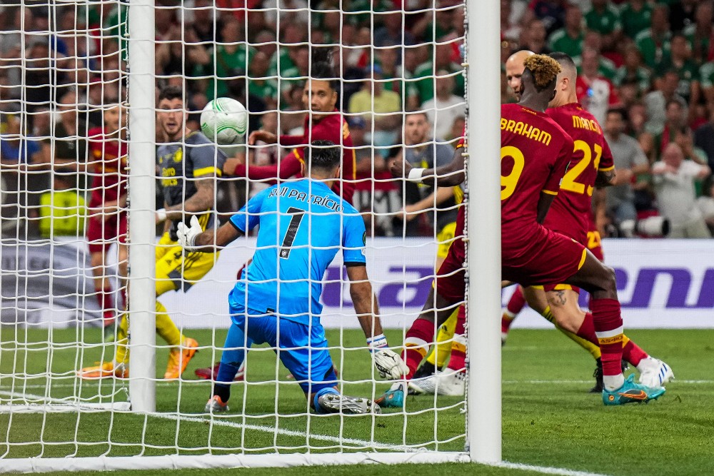 Траунер попадает в штангу