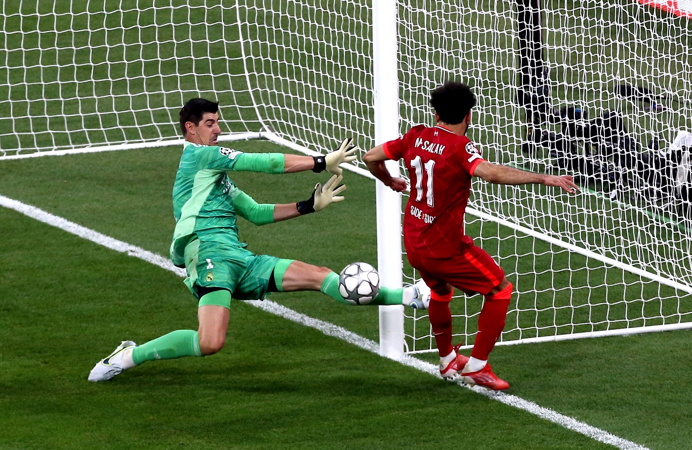 Один из многих сэйвов Тибо Куртуа