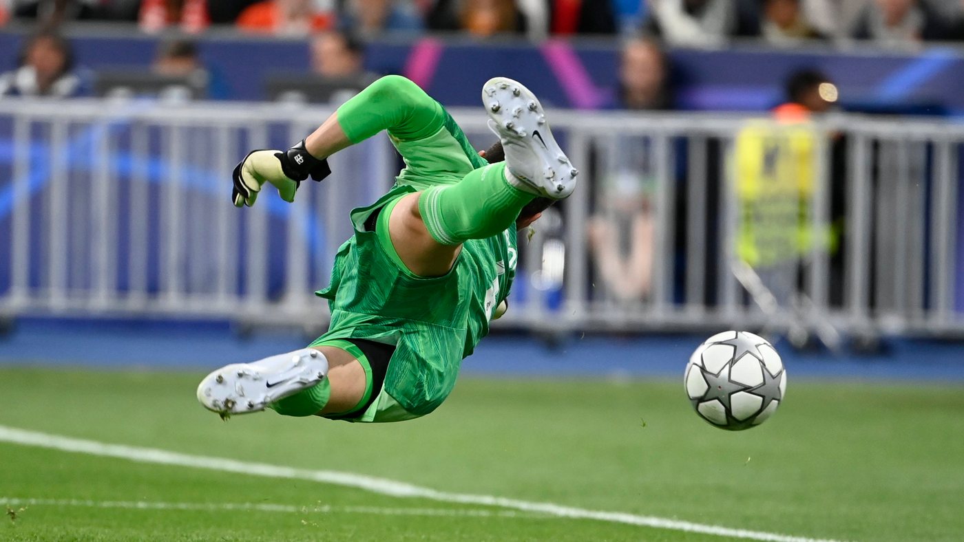 Тибо Куртуа отражает очередной удар в финале Лиги чемпионов