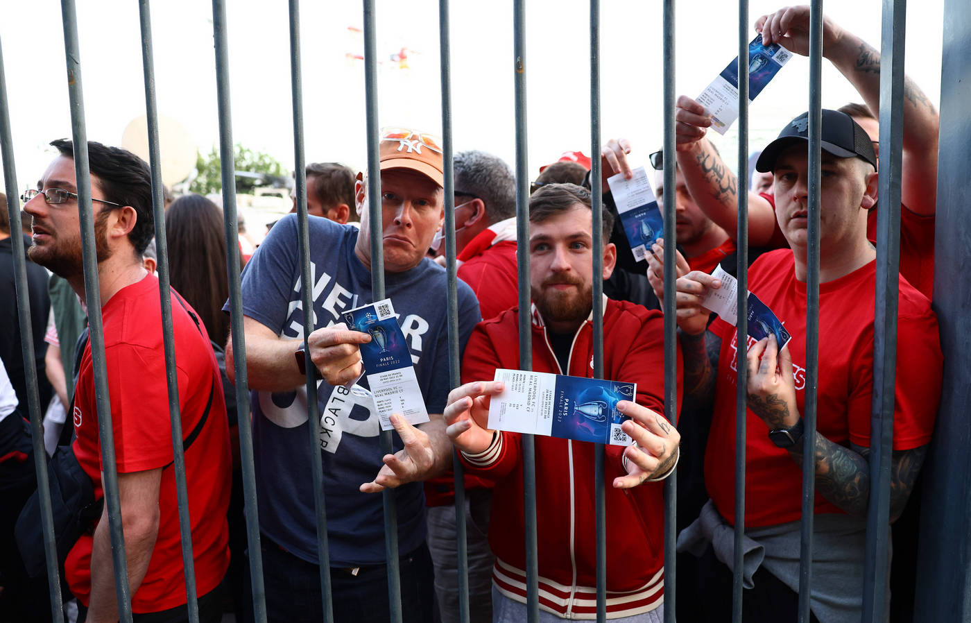 Болельщики «Ливерпуля» пытаются попасть на стадион