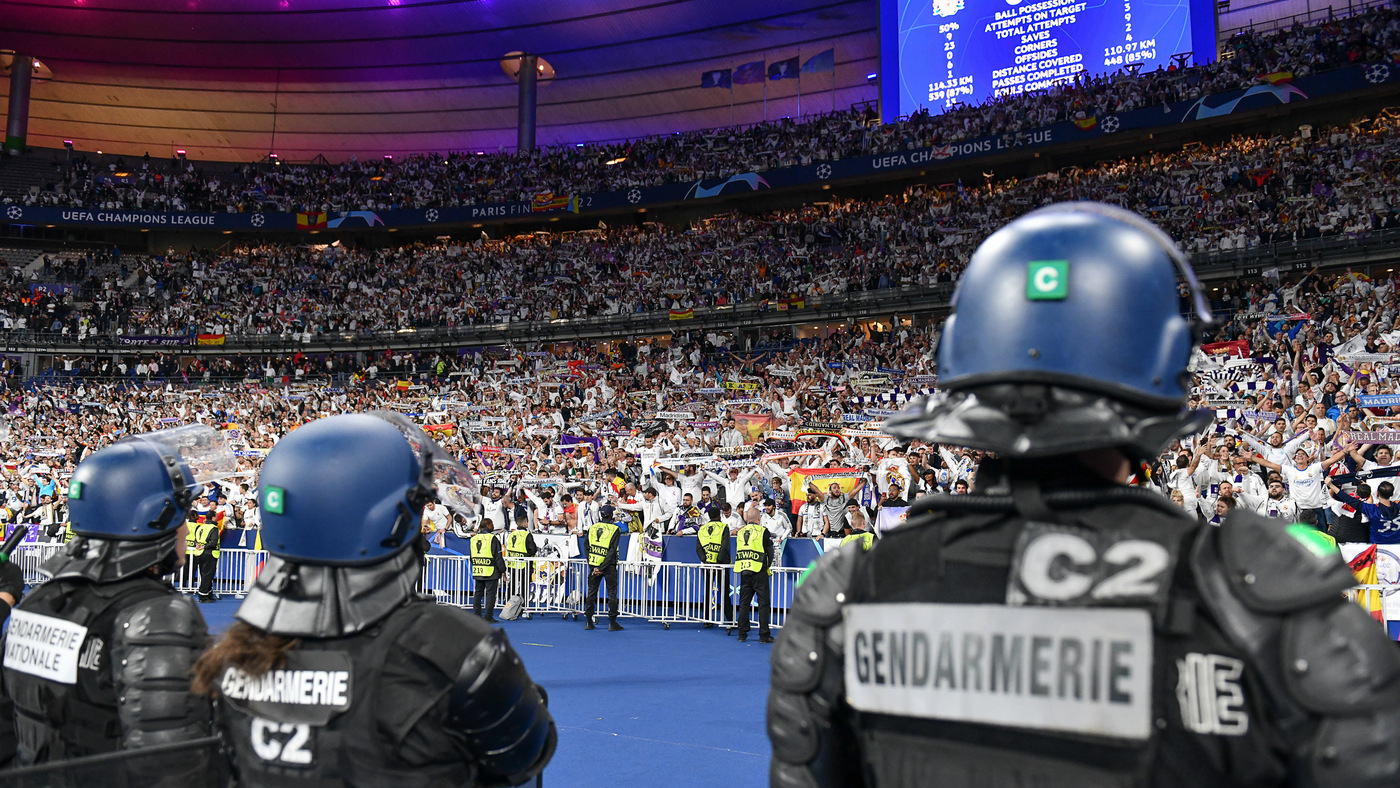 Суровые французские жандармы внимательно следят за трибуной с болельщиками «Реала» 