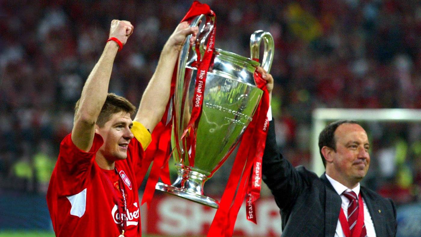 Капитан «Ливерпуля» Стивен Джеррард и главный тренер Рафаэот Бенитес после легендарной победы над «Миланом» в финале Лиги чемпионов в 2005 году