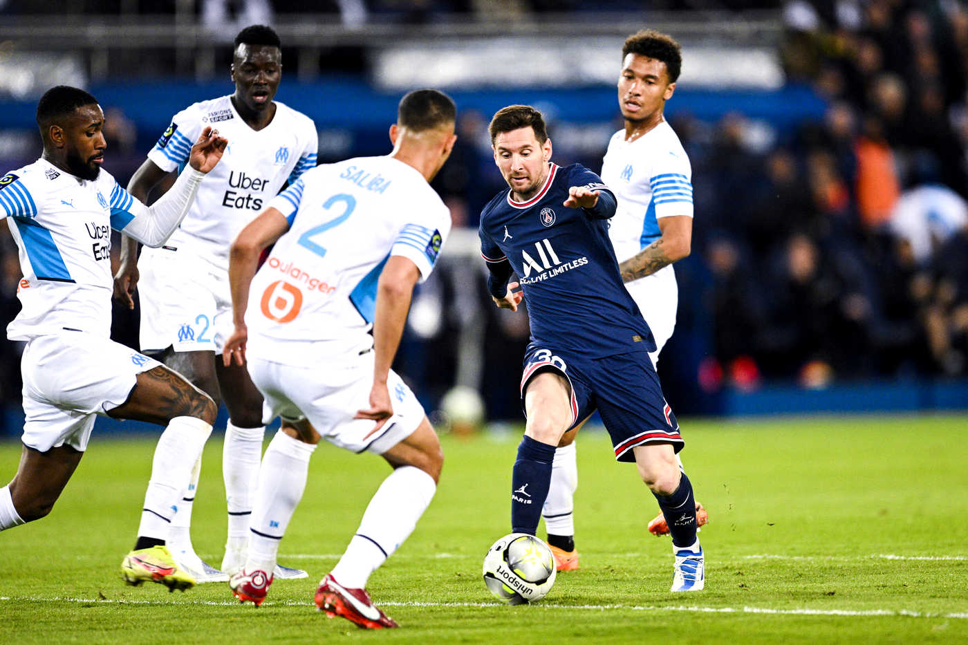 Лионель Месси в окружении игроков «Марселя» 