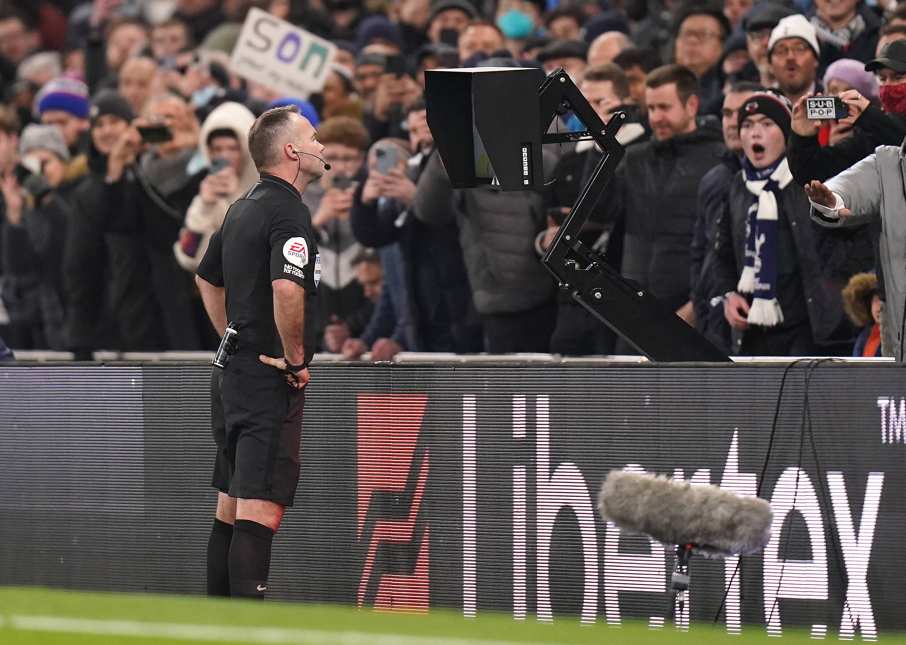 Кевин Френд внимательно изучает спорный момент в матче «Тоттенхэм» — «Ливерпуль»