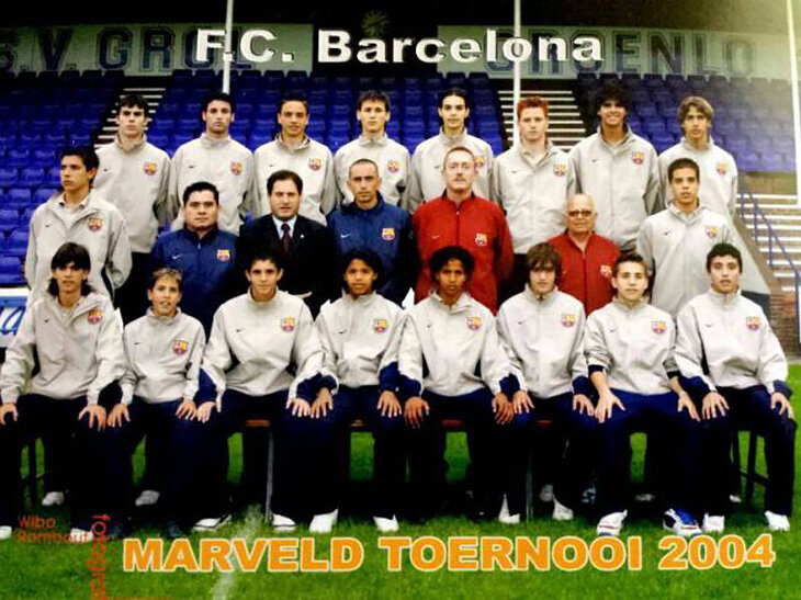 Гильермо в верхнем ряду можно узнать по рыжей шевелюре