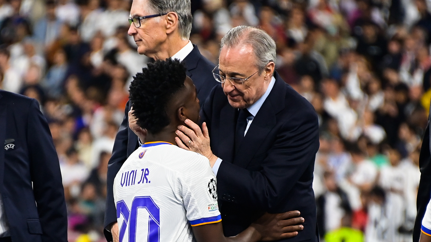 Флорентино Перес с Винисиусом Жуниором после победы над «Ливерпулем» в финале Лиги чемпионов