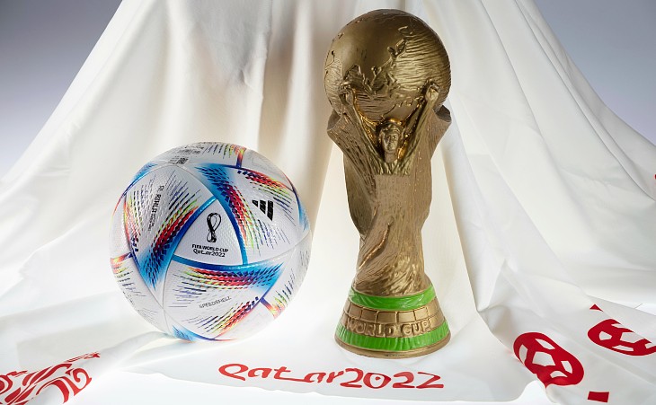 Мяч и трофей ЧМ-2022