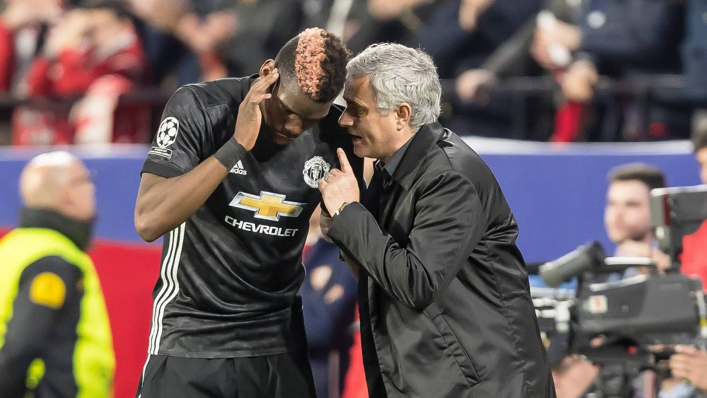 Поль Погба внимательно слушает Жозе Моуринью