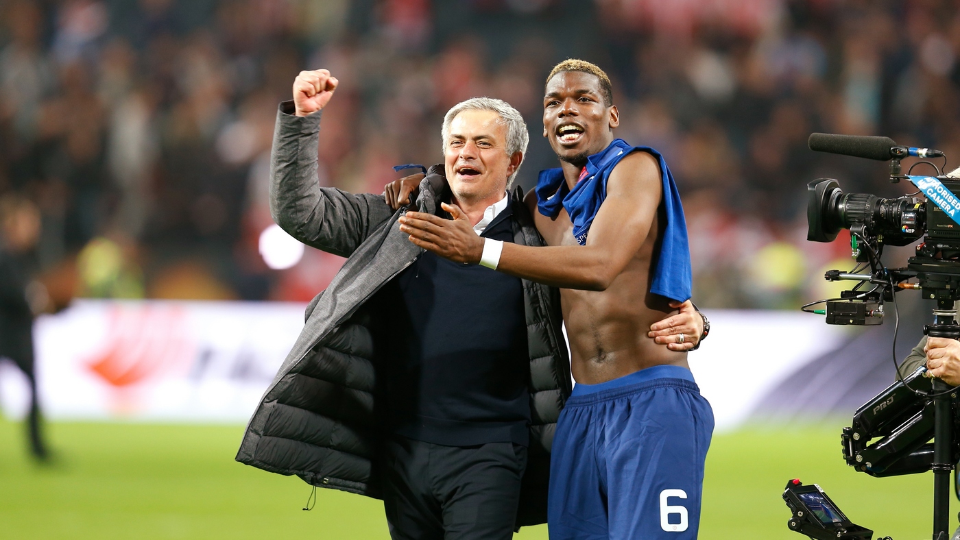 Поль Погба и Жозе Моуринью после победы в финале Лиги Европы в 2017 году