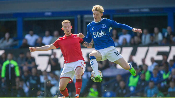 Энтони Гордон (справа)