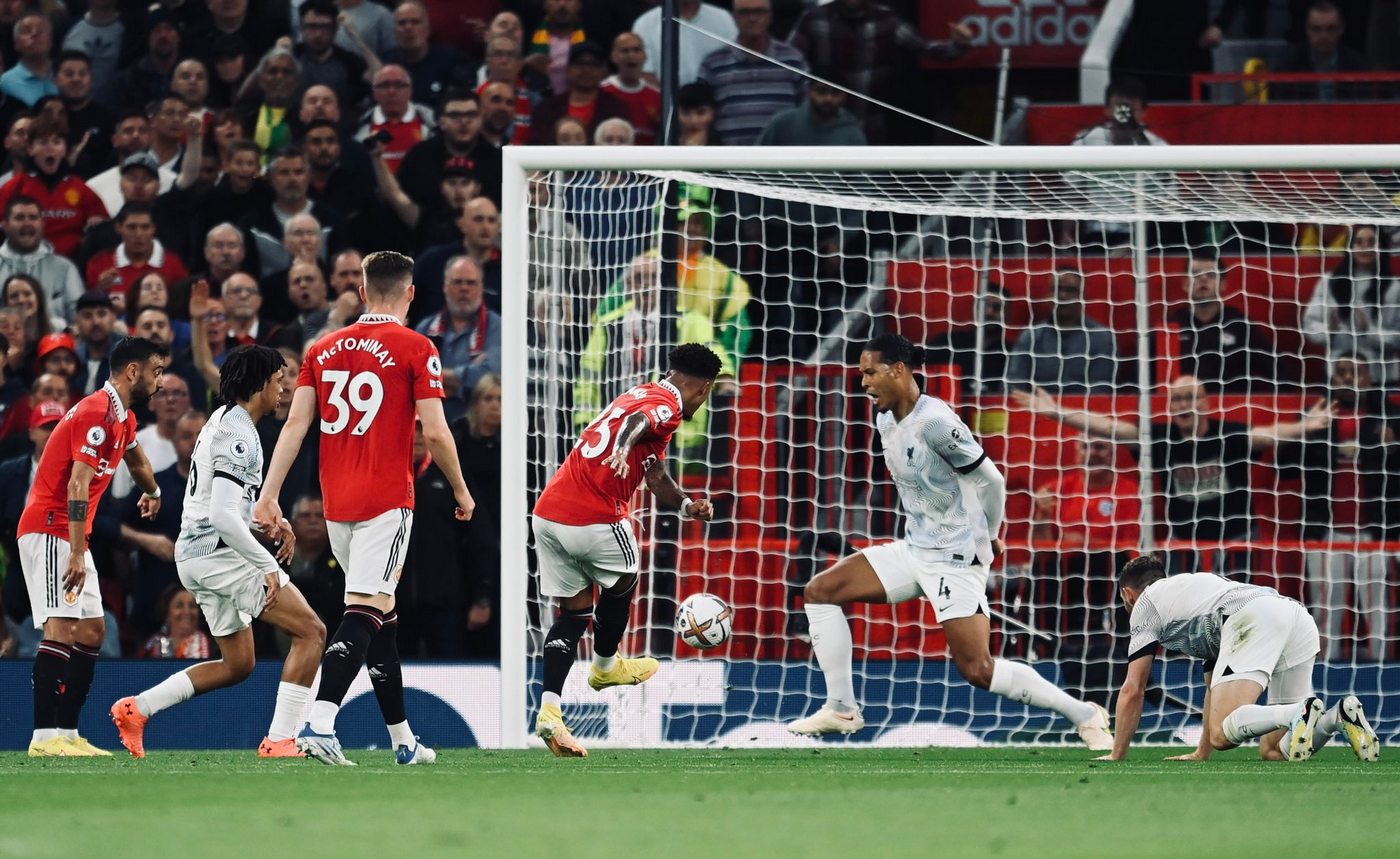 Через мгновение мяч окажется в воротах «Ливерпуля» 