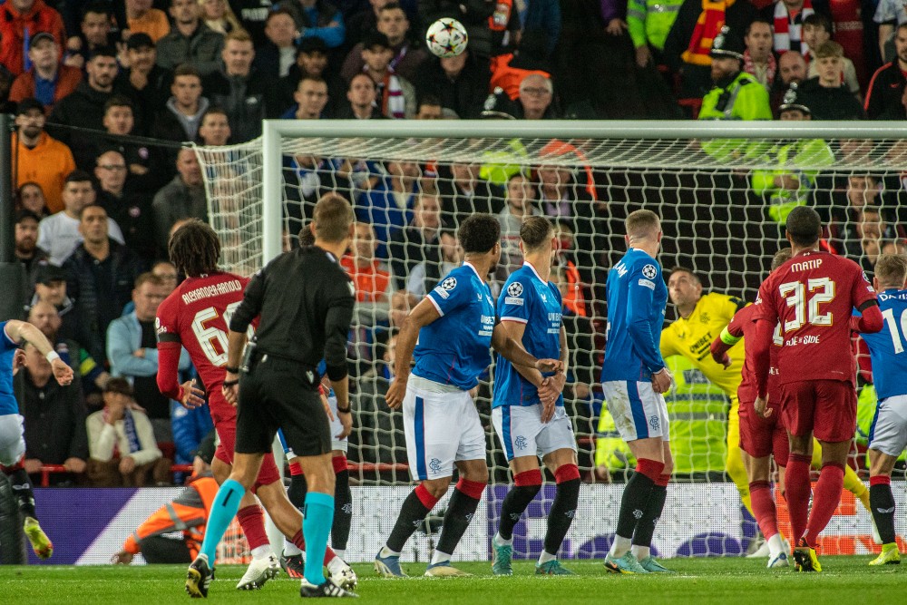 Александр-Арнольд забивает со штрафного