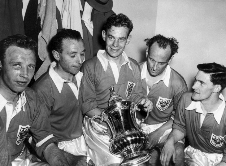 сэр Стэнли Мэтьюз с партнерами по команде