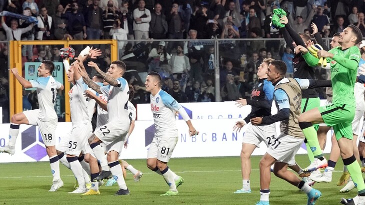 «Наполи» празднует победу над «Кремонезе»
