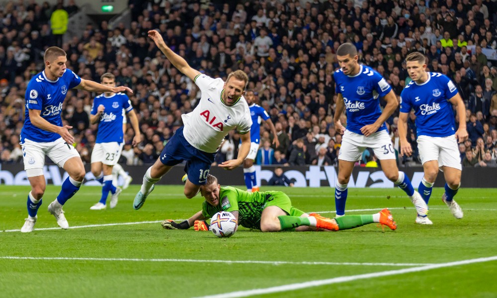 Пикфорд нарушает правила на Кейне в своей штрафной