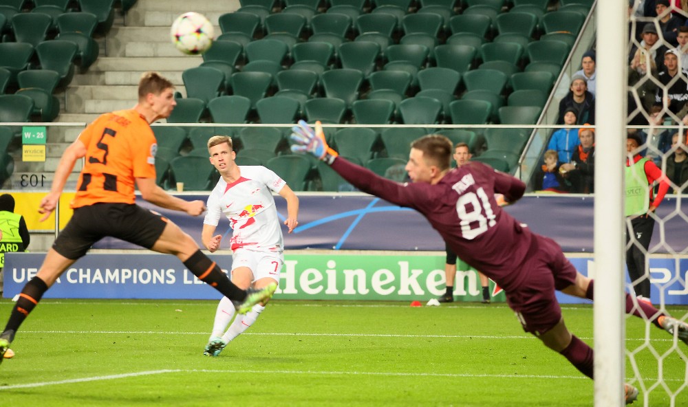 Дани Ольмо забивает четвертый мяч