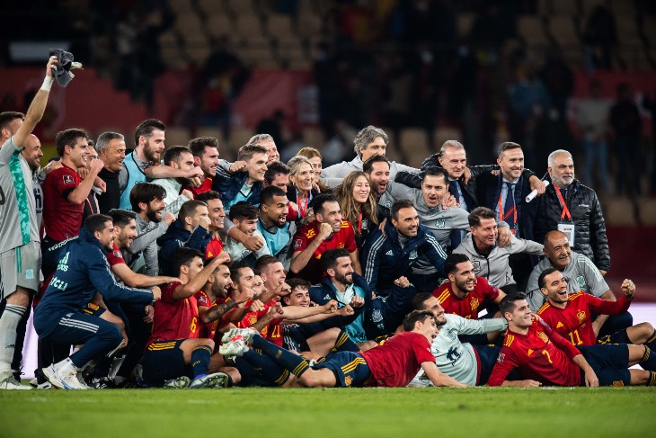 Сборная Испании празднует выход на чемпионат мира в Катаре