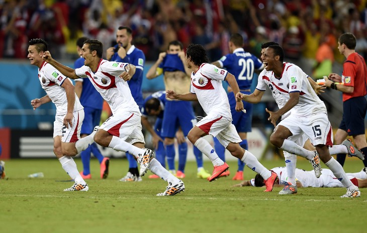 Сборная Коста-Рики после победы в серии пенальти над Грецией в 1/8 финала ЧМ-2014