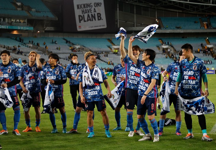 Сборная Японии празднует выход на ЧМ-2022