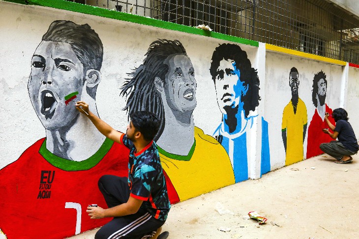Криштиану Роналду на мурале в Катаре