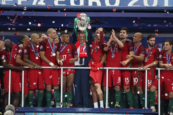 Фенанду Сантуш с кубком чемпионов Европы