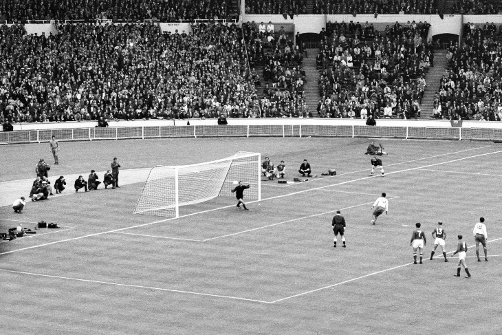 Эйсебио забивает пенальти в ворота Льва Яшина