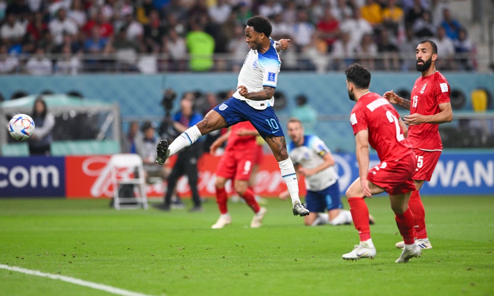 Стерлинг забивает третий мяч