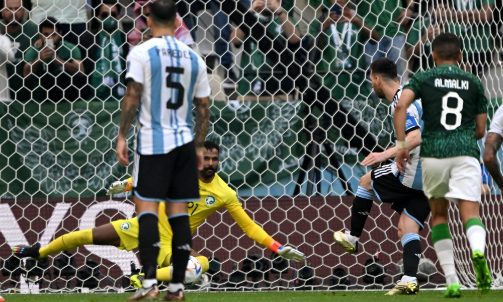 Месси открывает счет с пенальти