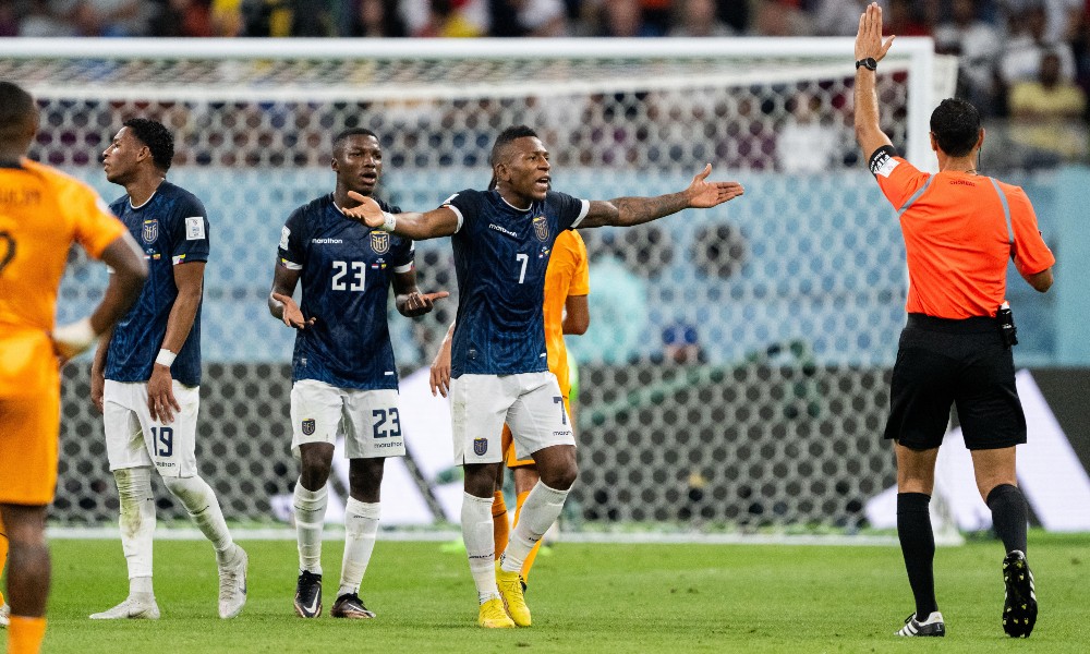 Главный арбитр отменяет гол сборной Эквадора